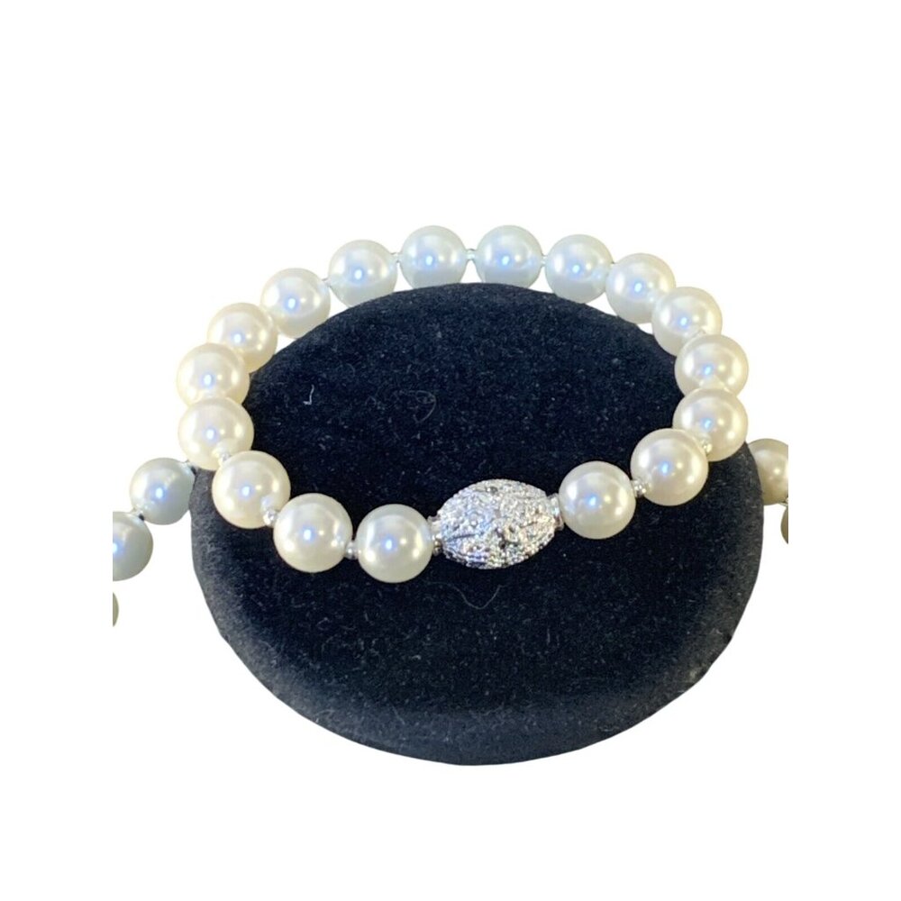 Avon Pearly Perfection 3 Piece Set Ivory Necklace, Bracelet And Earrings (1566) - Picture 4 of 7